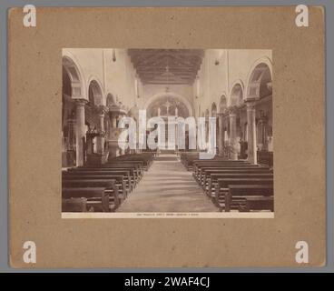 Intérieur de la cathédrale de Grado, avec vue sur le chœur, c. 1875 - c. 1900 photographie Basilique de Sant'Eufemia carton. support photographique impression albumen parties de l'intérieur de l'église : nef. parties de l'intérieur de l'église : choeur. Chaire, ambo, choeur Basilique de Sant'Eufemia Banque D'Images
