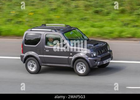 Suzuki Jimny SZ4 Auto 2013, Vvti Auto Grey car SUV essence 1328 cc, propulsé par un moteur essence de 1,3 litres avec 84 ch et 81 Nm de puissance de traction Banque D'Images