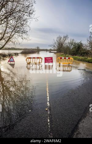 La rivière Avon inondée sur la route du pont Eckington en janvier 2024, Worcestershire, Angleterre Banque D'Images