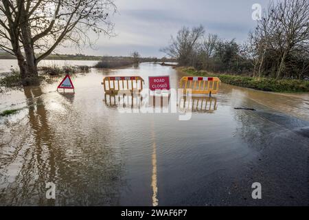 La rivière Avon inondée sur la route du pont Eckington en janvier 2024, Worcestershire, Angleterre Banque D'Images