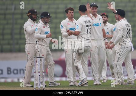 Mitchell Santner, joueur de spin-bowling néo-zélandais, célèbre ses coéquipiers après avoir obtenu Mushfiqur Rahim (invisible) Wicket pendant le Bowl pendant le Bangladesh-Nouvelle-Zélande Banque D'Images