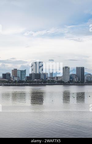 Da Nang, Vietnam - 11 octobre 2023 : le bord de la rivière du centre-ville. Image verticale Banque D'Images