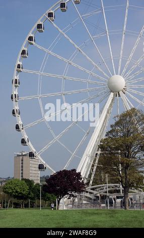 Image de reportage d'archives de la Grande roue sur Plymouth Hoe avril 2011. Elle a cessé ses activités à la fin de 2013. Demande d'une roue plus petite en 2024 REJETÉE Banque D'Images