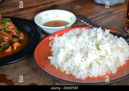 Ensemble de repas gastronomique traditionnel cuisine sauvage thaïlandaise ou style de cuisine de jungle pour les gens les voyageurs goûtent manger boisson servie aux clients invités sur la table dans resta local Banque D'Images