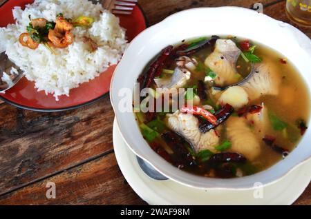 Ensemble de repas gastronomique traditionnel cuisine sauvage thaïlandaise ou style de cuisine de jungle pour les gens les voyageurs goûtent manger boisson servie aux clients invités sur la table dans resta local Banque D'Images