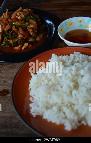 Ensemble de repas gastronomique traditionnel cuisine sauvage thaïlandaise ou style de cuisine de jungle pour les gens les voyageurs goûtent manger boisson servie aux clients invités sur la table dans resta local Banque D'Images