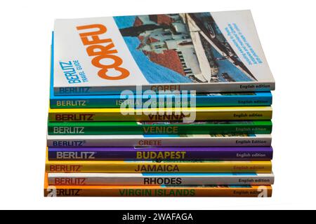 Pile de livres de guide de voyage Berlitz isolé sur fond blanc Banque D'Images