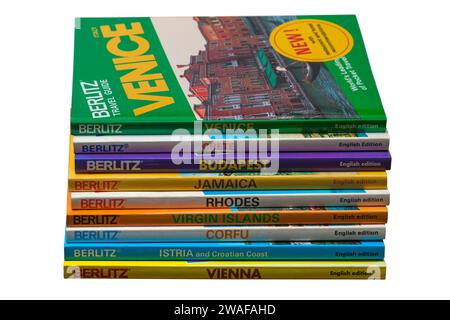 Pile de guides de voyage Berlitz guides guides isolés sur fond blanc livres de voyage Banque D'Images