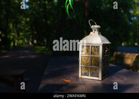 Une belle décoration sous la forme d'une grande lanterne et d'un chandelier se tient sur une table éclairée Banque D'Images