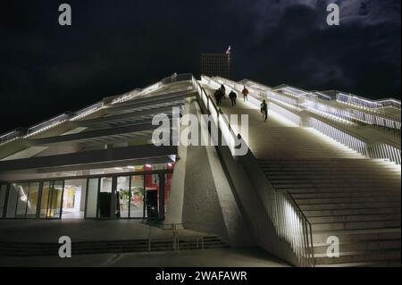 Tirana, Albanie - 28 novembre 2023 : Photographie nocturne de la pyramide de Tirana, illuminée contre le ciel sombre Banque D'Images