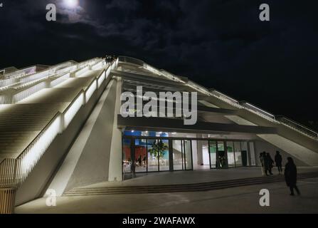 Tirana, Albanie - 28 novembre 2023 : Photographie nocturne de la pyramide de Tirana, illuminée contre le ciel sombre Banque D'Images