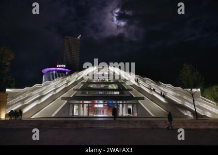 Tirana, Albanie - 28 novembre 2023 : Photographie nocturne de la pyramide de Tirana, illuminée contre le ciel sombre Banque D'Images