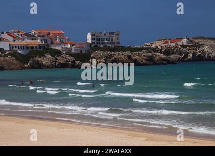 Sports nautiques sur la côte en face des maisons historiques de la péninsule Baleal (Peniche, Portugal) Banque D'Images