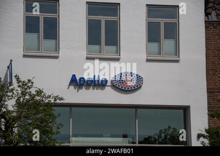 Husum, Allemagne 14 mai 2023, le logo de la marque de la société d’optique « Apollo » devant une succursale à Husum Banque D'Images