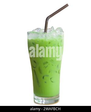 Matcha latte glacé ou thé vert au lait condensé thaïlandais en verre transparent avec paille noire est isolé sur fond blanc avec chemin de détourage. Banque D'Images