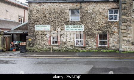 Dugdales à Settle, North Yorkshire, défrichant les stocks en janvier 2023 en attendant la fermeture probable du magasin (magasin connu sous le nom de Garden Shed). Banque D'Images