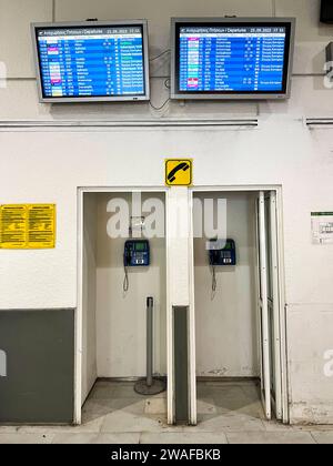 Münztelefone, Kabinen, in der Abflughalle des Flughafen von Heraklion auf der griechischen Insel Kreta, Monitore mit Fluginformationen, Münztelefone *** téléphones payants, cabines, dans le hall des départs de l'aéroport d'Héraklion sur l'île grecque de Crète, moniteurs avec informations de vol, téléphones payants Banque D'Images