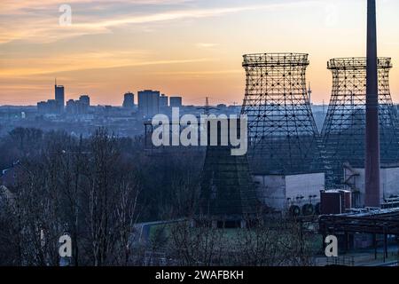 Skyline der Innenstadt, von Zeche Zollverein aus gesehen, Gerippe der Kühltürme der Kokerei, Essen, NRW, Deutschland, Skyline Essen *** Skyline du centre-ville, vue de Zeche Zollverein, squelette des tours de refroidissement de la cokerie, Essen, NRW, Allemagne, Skyline Essen Banque D'Images