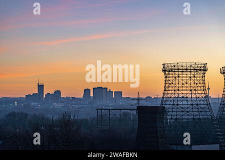 Skyline der Innenstadt, von Zeche Zollverein aus gesehen, Gerippe der Kühltürme der Kokerei, Essen, NRW, Deutschland, Skyline Essen *** Skyline du centre-ville, vue de Zeche Zollverein, squelette des tours de refroidissement de la cokerie, Essen, NRW, Allemagne, Skyline Essen Banque D'Images