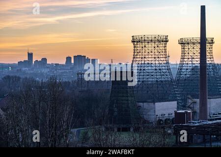 Skyline der Innenstadt, von Zeche Zollverein aus gesehen, Gerippe der Kühltürme der Kokerei, Essen, NRW, Deutschland, Skyline Essen *** Skyline du centre-ville, vue de Zeche Zollverein, squelette des tours de refroidissement de la cokerie, Essen, NRW, Allemagne, Skyline Essen Banque D'Images