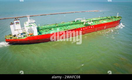 Un gros cargo naviguant dans les eaux libres de la côte du Texas. Port Aransas, Corpus Christi Channel Banque D'Images