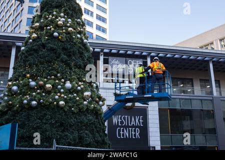 Seattle, États-Unis. 16 novembre 2023. Ouvriers d'arbres de noël de Wetlake. Banque D'Images