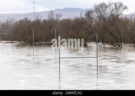 04 janvier 2024, Hesse, Gießen : les prairies de Lahn avec le terrain de rugby sur Lahnstraße sont inondées par les hautes eaux de la Lahn. Photo : Christian Lademann/dpa Banque D'Images