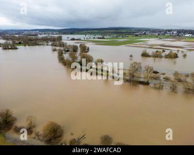 04 janvier 2024, Hesse, Gießen : le Lahn a fait éclater ses berges dans la plaine inondable du Lahn (photo aérienne prise avec un drone). Photo : Christian Lademann/dpa Banque D'Images