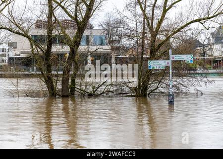 04 janvier 2024, Hesse, Gießen : le Lahn a fait éclater ses banques. Le sentier pédestre et la piste cyclable (au premier plan) sous le pont de Sachsenhausen sont déjà inondés. Photo : Christian Lademann/dpa Banque D'Images