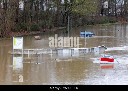 04 janvier 2024, Hesse, Gießen : le barrage de Lahn avec échelle de bateau (avant) près du pont Konrad Adenauer est inondé. Le Lahn a fait éclater ses berges. Photo : Christian Lademann/dpa Banque D'Images