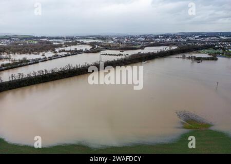 04 janvier 2024, Hesse, Gießen : le Lahn a éclaté ses berges (vue aérienne avec un drone). Photo : Christian Lademann/dpa Banque D'Images