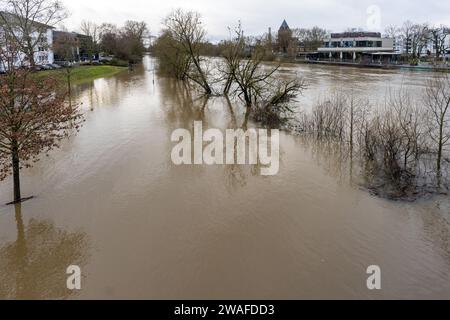 04 janvier 2024, Hesse, Gießen : le Lahn a fait éclater ses banques. Le sentier pédestre et la piste cyclable (au centre) sous le pont de Sachsenhausen sont déjà inondés. Photo : Christian Lademann/dpa Banque D'Images