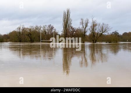 04 janvier 2024, Hesse, Gießen : le Lahn a fait éclater ses banques. Les prairies de Lahn avec le terrain de rugby sur Lahnstraße sont déjà inondées. Photo : Christian Lademann/dpa Banque D'Images