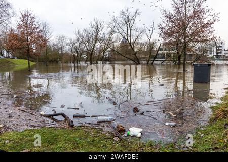 04 janvier 2024, Hesse, Gießen : le Lahn a fait éclater ses banques. Le sentier pédestre et la piste cyclable sous le pont de Sachsenhausen sont déjà inondés. Photo : Christian Lademann/dpa Banque D'Images