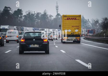 Stau auf der Autobahn Symbolbild für Stau, Wochenendverkehr, Urlaubsverkehr, Verkehrsstockung, Verkehrskollaps, Verkehrshindernis, Wochenendstau, Reiseverkehr am Wochenende, A7, A3, A2, A9, Wochenendreisewelle, A1, Wochenendaufkommen im Verkehr, Ferienverkehr, Verkehrsaufkommen während der Ferienzeit, Verkehrsbelastung während der Urlaubszeit, Verkehrswelle in den Ferien, Unfallgasse, Rettungsgasse, Notfallgasse, Gassenbildung, Bildung einer Rettungsgasse, Notfallspur, Baustellen Autobahn, Straßenbaustelle, Verkehrsbauarbeiten, Bauarbeiten auf der Autobahn, Baustellenverkehr, Verkehrseinschrän Banque D'Images