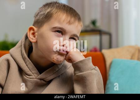 Triste garçon préadolescent malheureux à la maison regarde pensif pense aux préoccupations de la vie ou à l'examen de test d'étude échec, souffre d'une situation injuste. Problème d'enfant adolescent, rupture, déprimé se sentant mal agacé burnout Banque D'Images