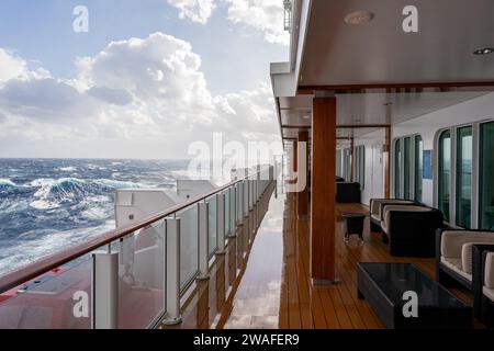 Une vue depuis un bateau de croisière en mer agitée Banque D'Images