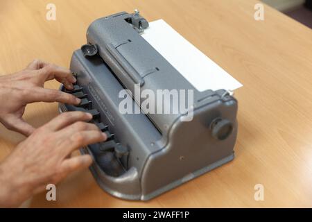 Personne aveugle ou malvoyante tapant un Perkins Brailler. Banque D'Images