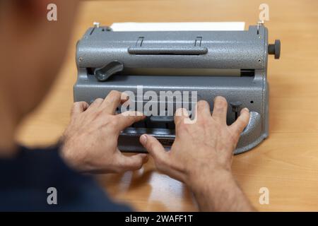 Personne aveugle ou malvoyante tapant un Perkins Brailler. Banque D'Images