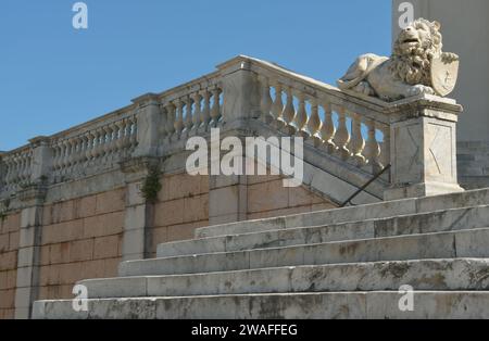 La Basilique de Santo Stefano à Lavagna est un chef-d'œuvre de marbre, balustrades, escaliers, cimetières et lions parmi les maisons sombres colorées Banque D'Images