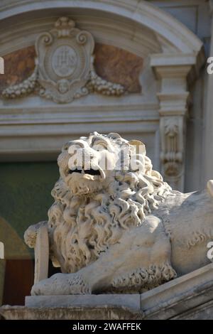 La Basilique de Santo Stefano à Lavagna est un chef-d'œuvre de marbre, balustrades, escaliers, cimetières et lions parmi les maisons sombres colorées Banque D'Images