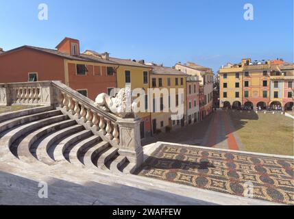 La Basilique de Santo Stefano à Lavagna est un chef-d'œuvre de marbre, balustrades, escaliers, cimetières et lions parmi les maisons sombres colorées Banque D'Images