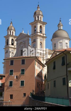 La Basilique de Santo Stefano à Lavagna est un chef-d'œuvre de marbre, balustrades, escaliers, cimetières et lions parmi les maisons sombres colorées Banque D'Images