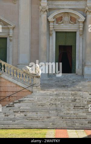 La Basilique de Santo Stefano à Lavagna est un chef-d'œuvre de marbre, balustrades, escaliers, cimetières et lions parmi les maisons sombres colorées Banque D'Images