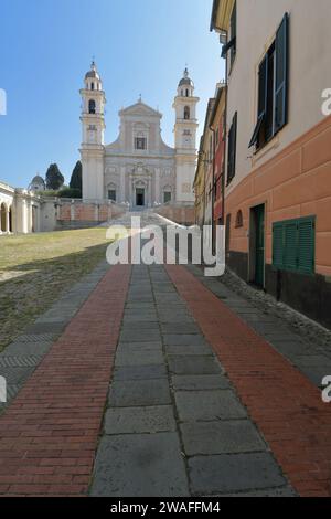 La Basilique de Santo Stefano à Lavagna est un chef-d'œuvre de marbre, balustrades, escaliers, cimetières et lions parmi les maisons sombres colorées Banque D'Images