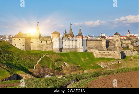 Ancien château la ville médiévale de Kamenetz-Podolsk, en Ukraine, est l'un des monuments historiques. Trike trike de parapente motorisé sur les roues qui tournent Banque D'Images