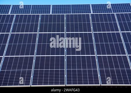 Panneaux solaires sur petit panneau de bois maison intérieure toit, concept d'énergie durable. Beaucoup d'espace de copie sur ciel bleu clair. Banque D'Images