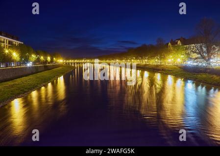 Uzh River et le théâtre theatre de la soirée, Uzhgorod, Ukraine Banque D'Images