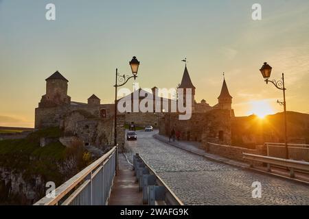 La partie du vieux château de Kamianets-Podilskyi sous un ciel gris nuageux. La forteresse située dans la nature pittoresque dans la ville historique de Kamianet Banque D'Images