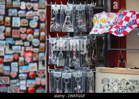 Zagreb, Croatie. 04 janvier 2023. Divers souvenirs croates vus dans le centre-ville, à Zagreb, Croatie, le 4 janvier 2023. Photo : Sanjin Strukic/PIXSELL crédit : Pixsell/Alamy Live News Banque D'Images